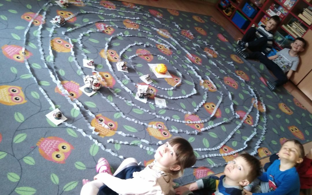 ZAJĘCIA O KOSMOSIE W GRUPIE ŚREDNIAKÓW (marzec)